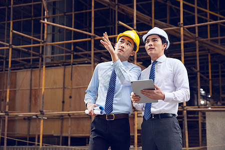 建筑师建筑工程师拿平板讨论施工项目背景