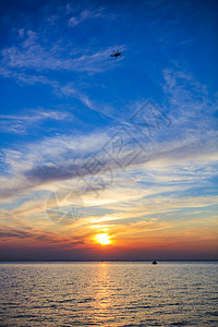 海面日落海上日落晚霞漫天背景