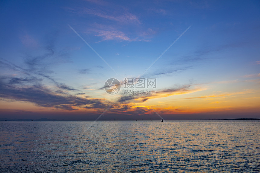 海上日落晚霞漫天图片