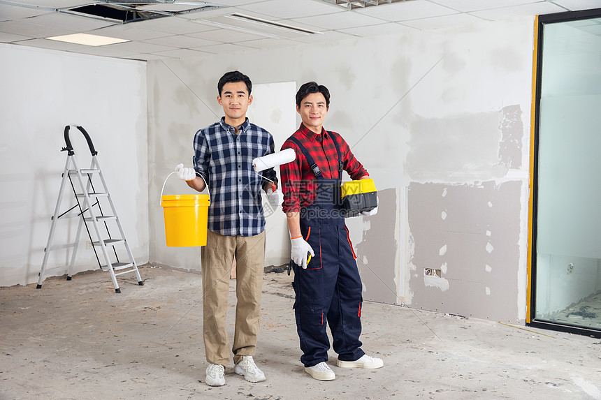装修工人拿工具施工