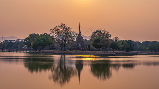 泰国素可泰佛像夕阳阳光照耀图片