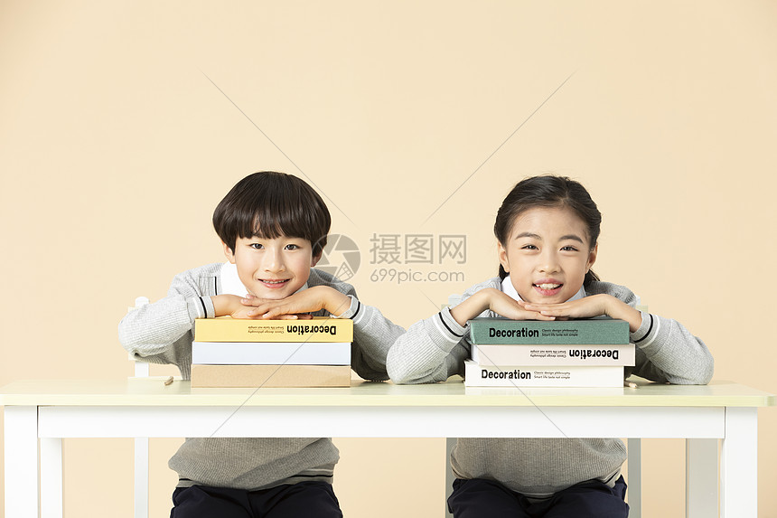 青少年开学上学看书图片