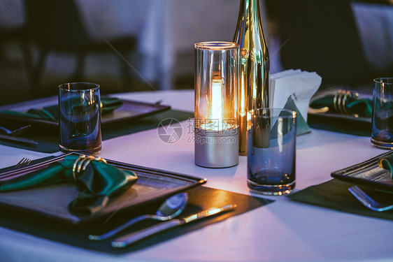 法式餐厅餐桌烛台图片