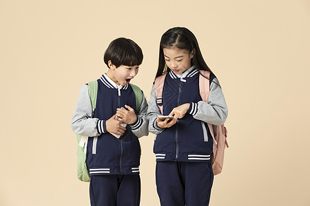 路上手机青少年开学上学路上玩手机背景