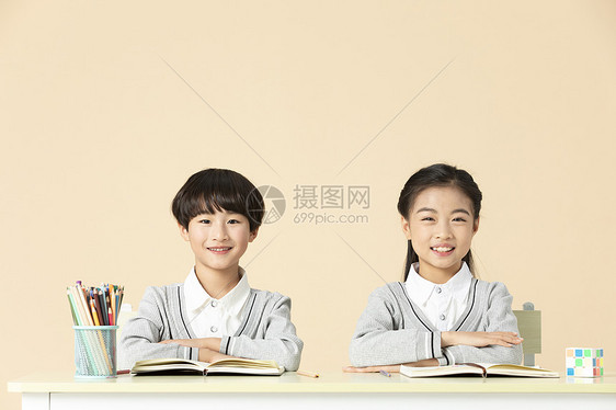 青少年开学上学上课学习图片