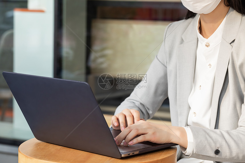 女性使用笔记本电脑特写图片