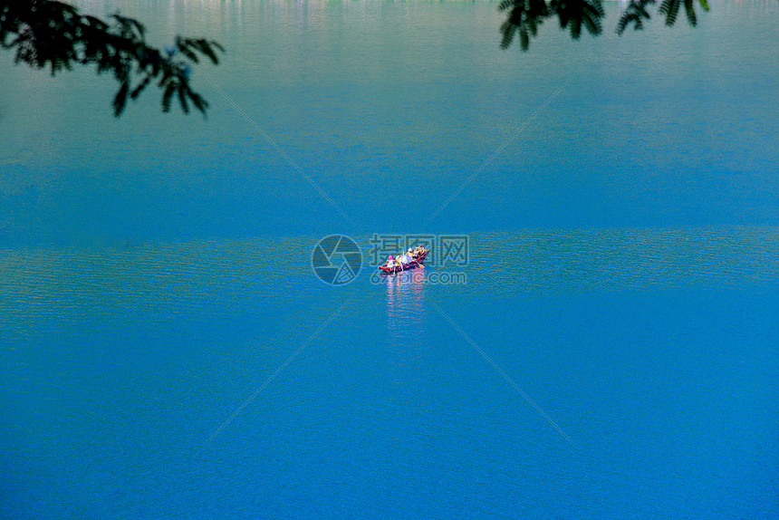 泸沽湖自然风光小船游船图片