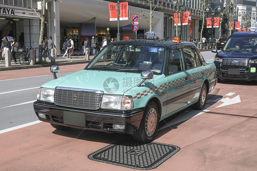 行驶在东京街头的出租车