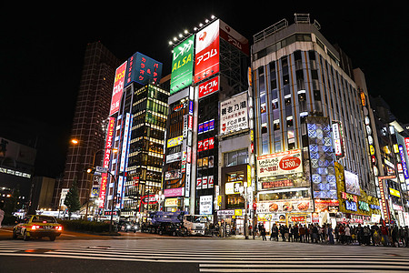 日本旅游东京新宿繁华商业街夜景背景