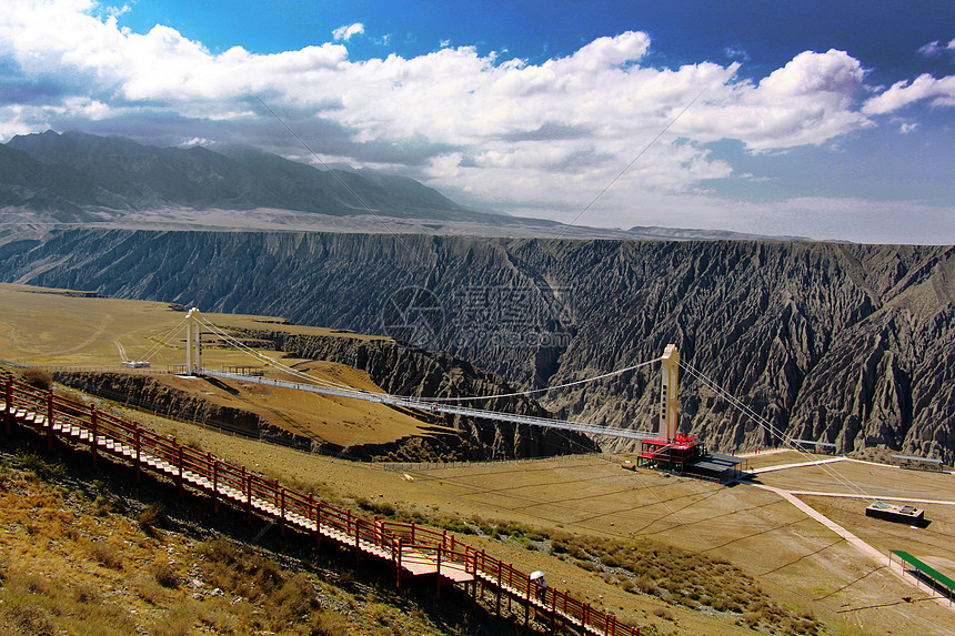 新疆独山子大峡谷惊险玻璃栈桥图片