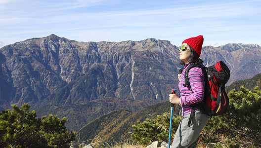 在日本阿尔卑斯山徒步旅行的女人背景图片