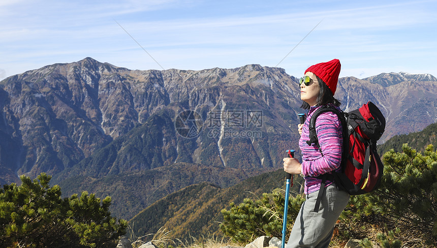 在日本阿尔卑斯山徒步旅行的女人图片