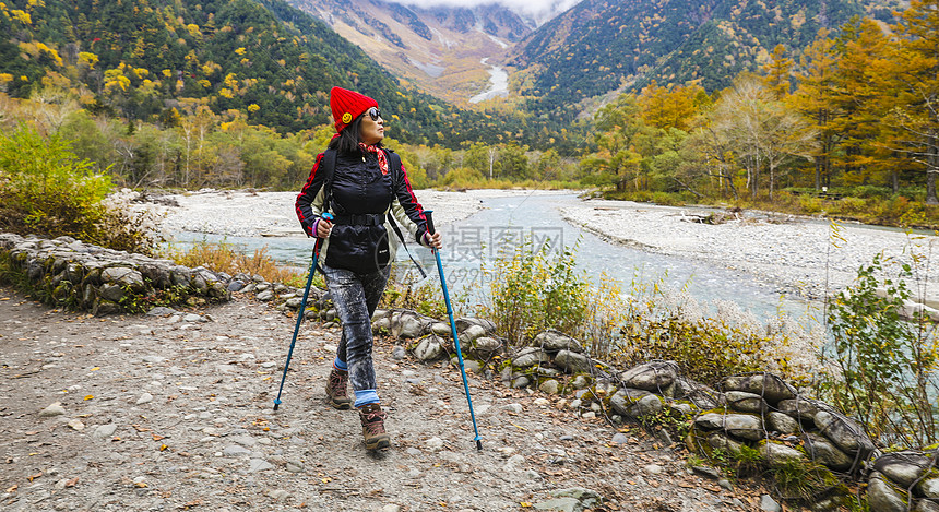 在日本阿尔卑斯山徒步旅行的女人图片