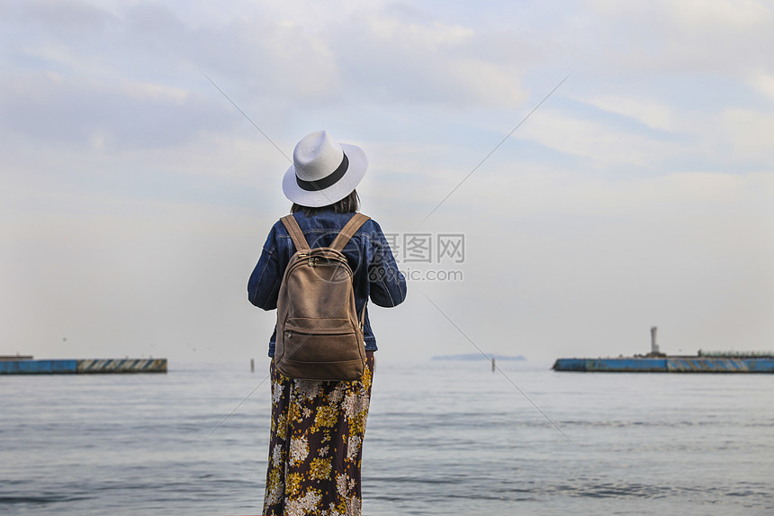 站在海边看风景的女人背影图片