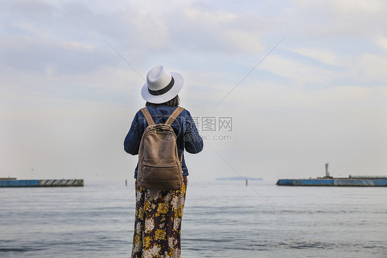 站在海边看风景的女人背影图片