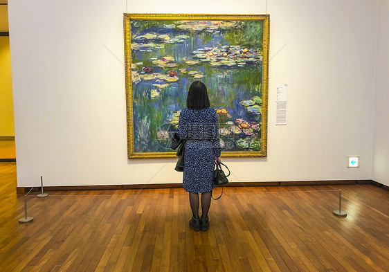 在美术馆欣赏美术作品的女人背影图片