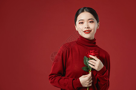 年轻时尚美女手拿玫瑰花图片