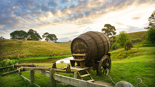 橡木酒桶新西兰霍比屯酒庄旅游风光图片
