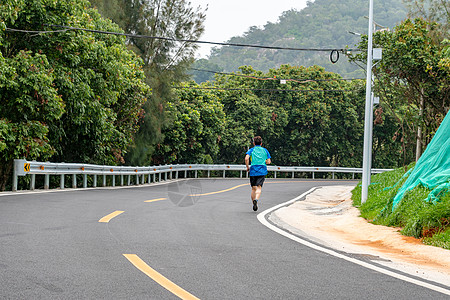 环山公路跑步者的背影图片