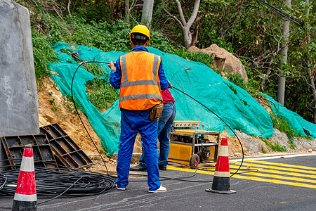 道路工人户外施工的电缆工人背景