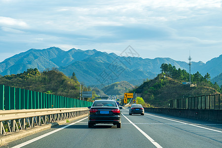 车山行驶在高速路上的轿车背景