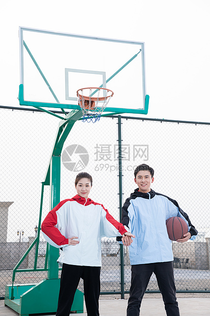 情侣户外打篮球图片