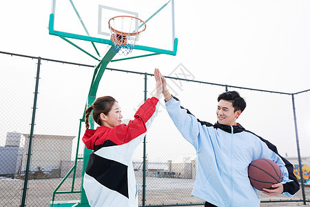情侣户外打篮球击掌图片