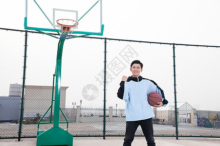 青年男性户外打篮球背景