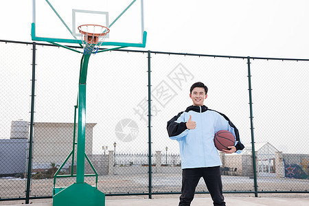 青年男性户外打篮球图片