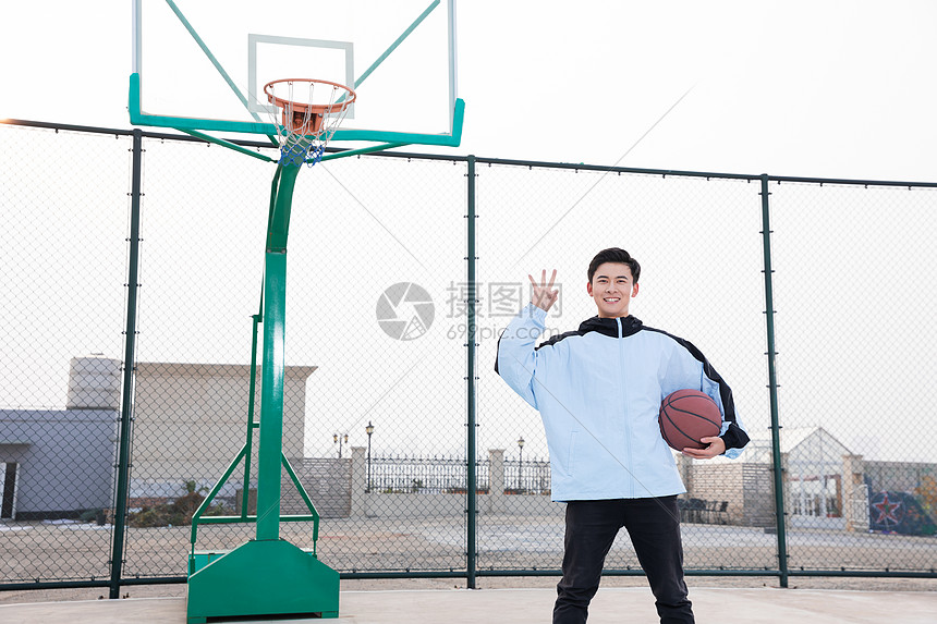 青年男性户外打篮球