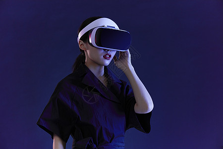 年轻女性VR眼镜科技图片