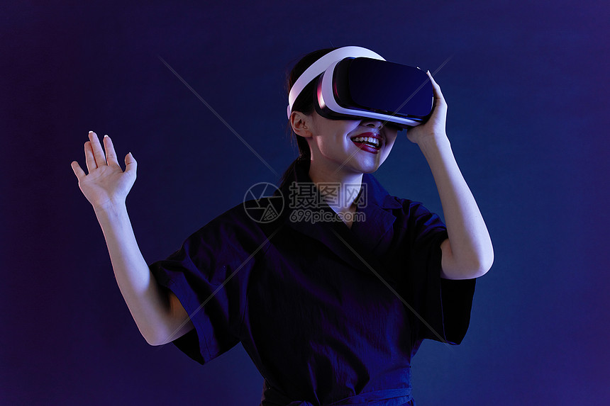 年轻女性VR眼镜科技图片