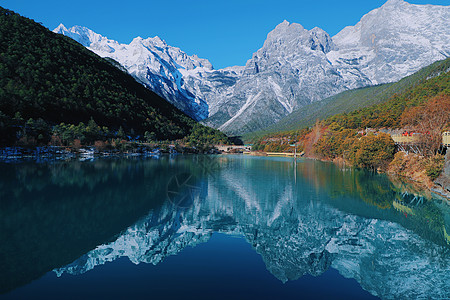 大纵湖白天玉龙雪山蓝月谷自然风景背景