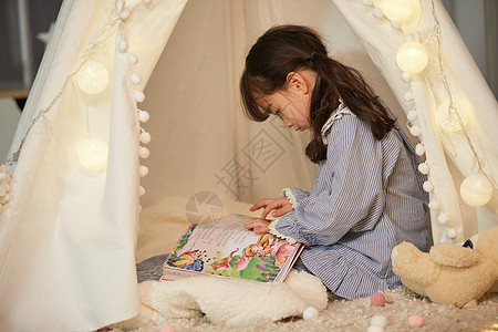 儿童打针小女孩睡前读故事书背景