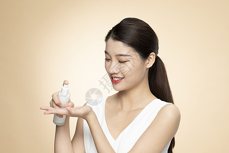 美容养颜青年女性护肤产品展示背景