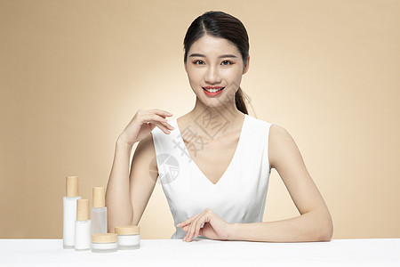 产品图青年女性护肤产品化妆品套装展示背景