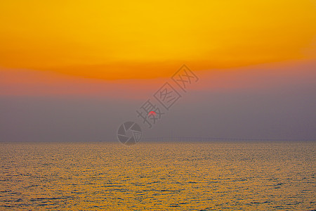日落时平静的海面图片
