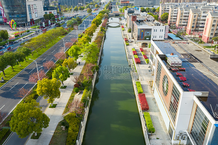 河道道路两旁的景观图片