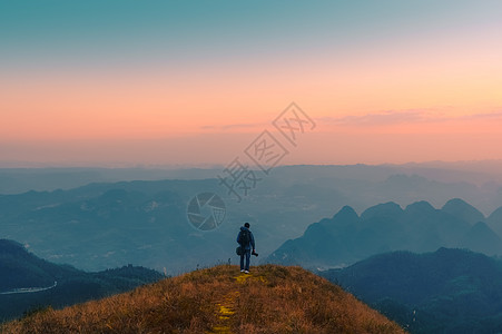 高山夕阳登顶高山人物远眺图片背景