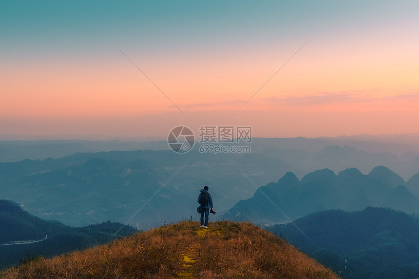 登顶高山人物远眺图片高清图片下载-正版图片-摄