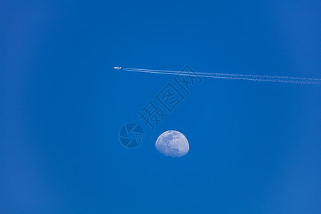 白日蓝天飞机飞过月亮高清图片