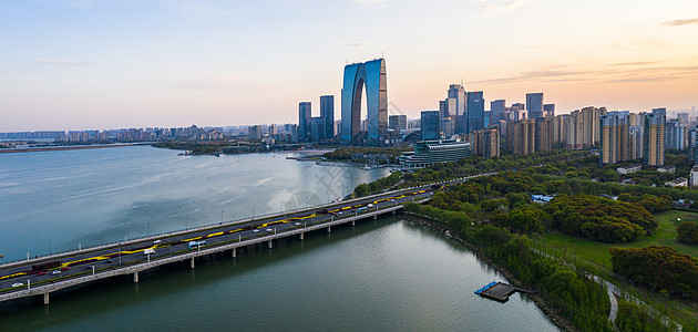 湖月航拍苏州地标东方之门背景