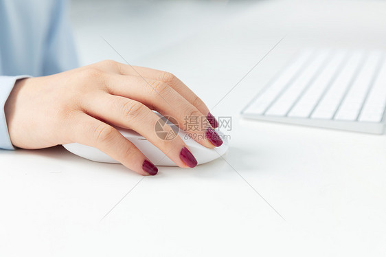 青年商务女性敲击键盘特写图片