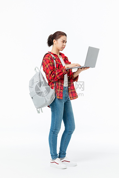 青年女性大学生拿着笔记本电脑图片