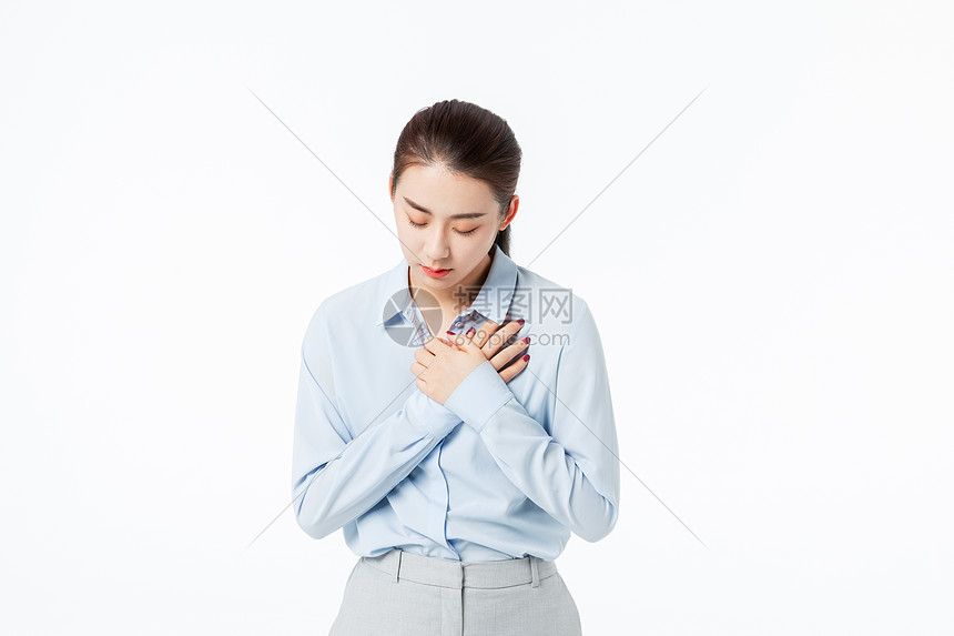 青年商务女性心口疼胸闷