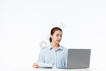 青年商务女性拿着笔记本电脑工作图片
