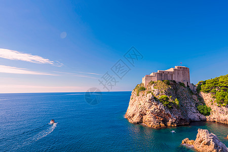 拉古纳大海与城堡背景