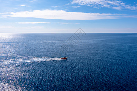 海中的游艇户外船与海高清图片