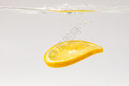 新鲜橙子掉落水中的橙子水果切片背景