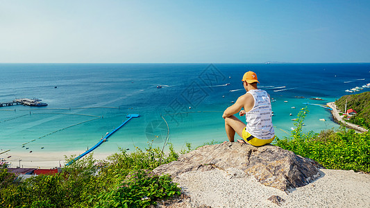 坐在岸边泰国旅行面对大海的少年背影背景